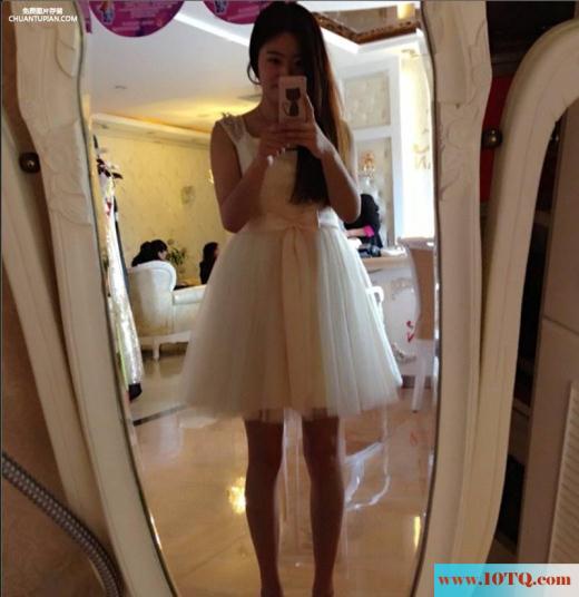 以前给我当过伴娘的美女，今天在沙发上把她给