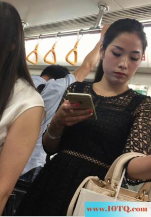 地铁抄底黑裙黑内的少妇(11P)