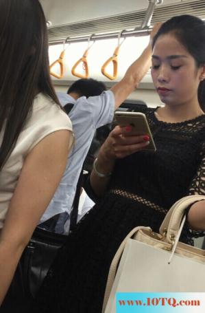 地铁抄底黑裙黑内的少妇(11P)