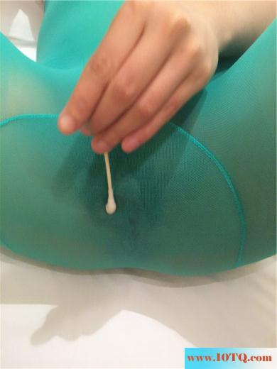 把丝袜撕开个洞，然后用棉签慢慢观察(17P)