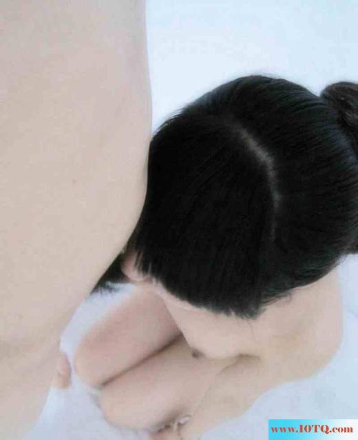 操炮友骚穴射她满嘴精液(11P)