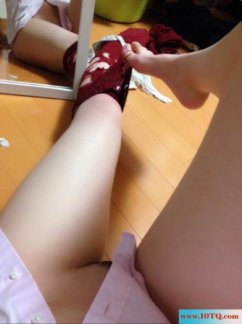 撕破紧身裤的女神自拍(11P)