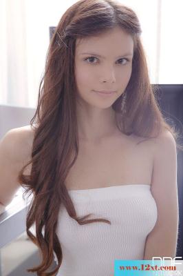 白嫩美女客厅激情(16P)