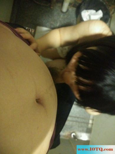 走到江边，露出阴部给游泳的人看(34P)