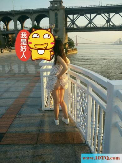 走到江边，露出阴部给游泳的人看(34P)