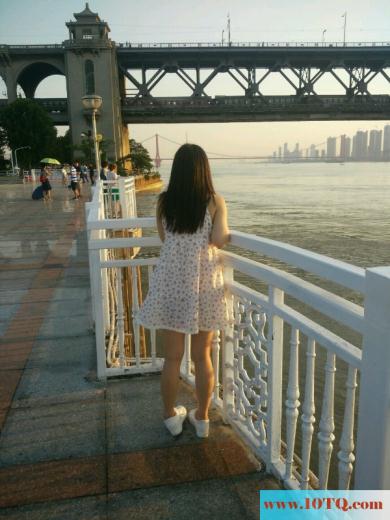 走到江边，露出阴部给游泳的人看(34P)