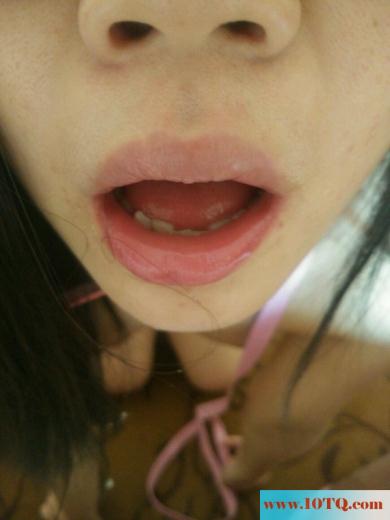 走到江边，露出阴部给游泳的人看(34P)