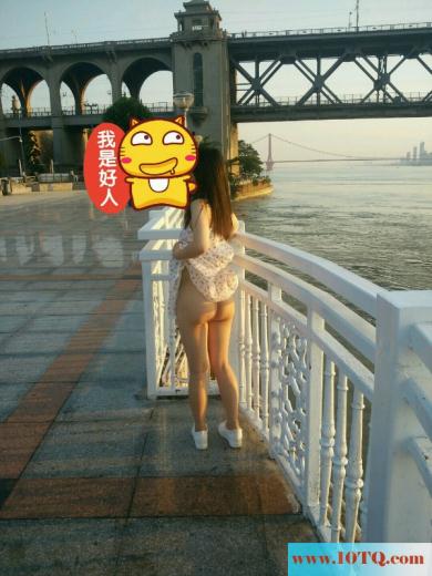 走到江边，露出阴部给游泳的人看(34P)