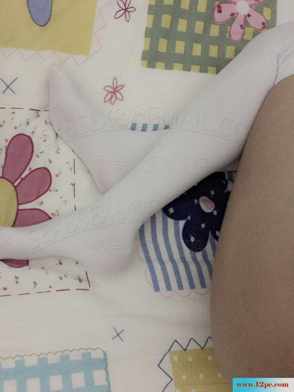 白色过膝袜配上异物插入做前戏(30P)