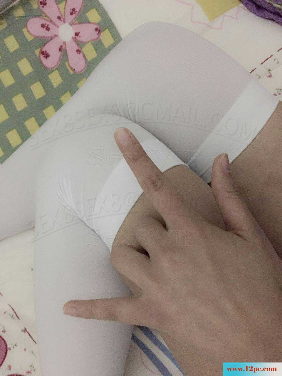 白色过膝袜配上异物插入做前戏(30P)
