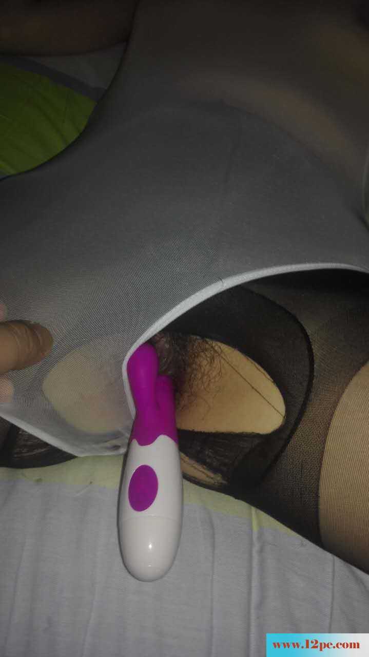 振动棒直插丝袜女的骚屄(10P)