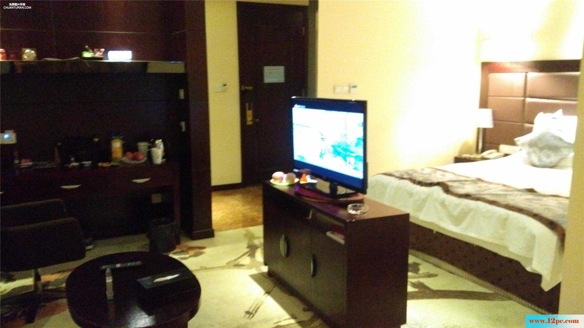 总统套房的无套服务，美女还自带小道具，最后