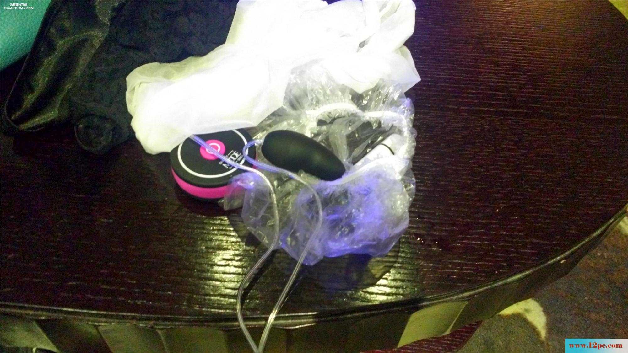 总统套房的无套服务，美女还自带小道具，最后