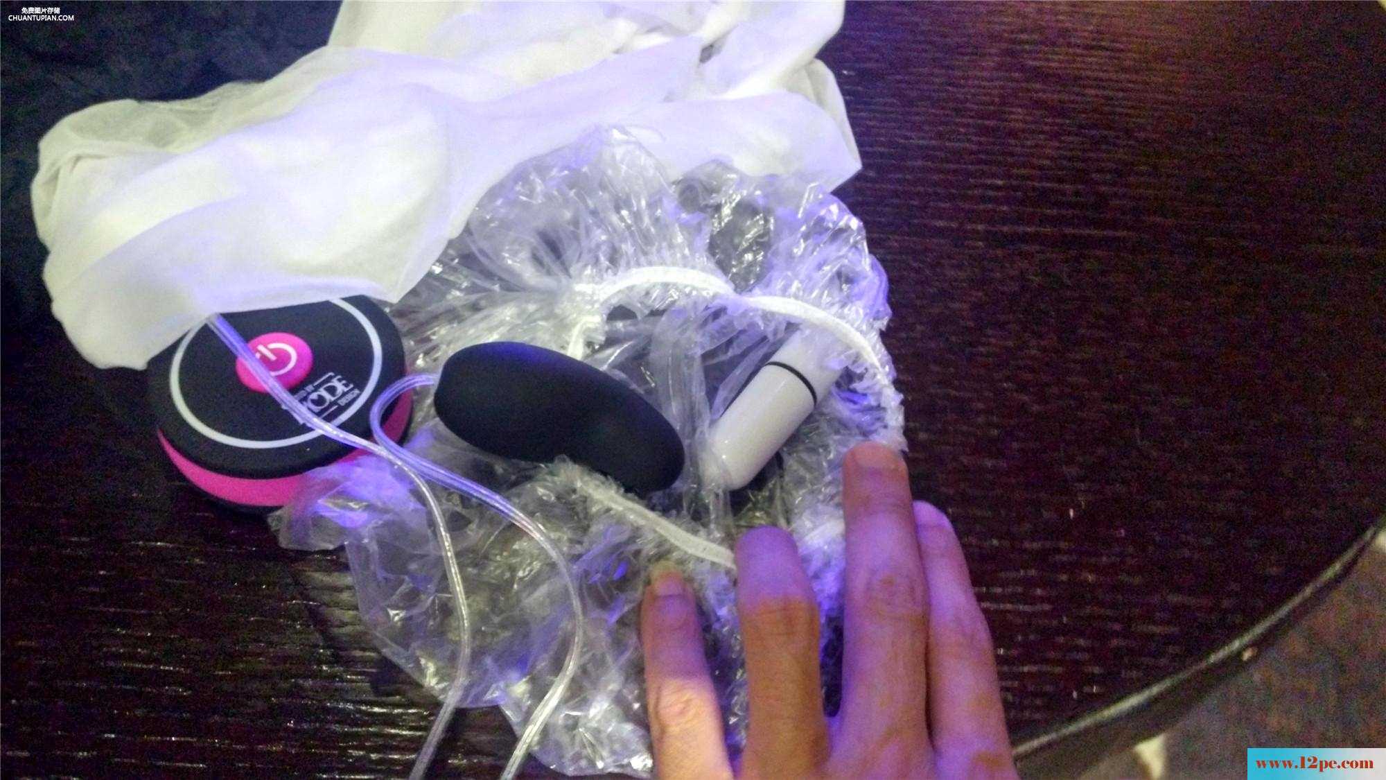 总统套房的无套服务，美女还自带小道具，最后
