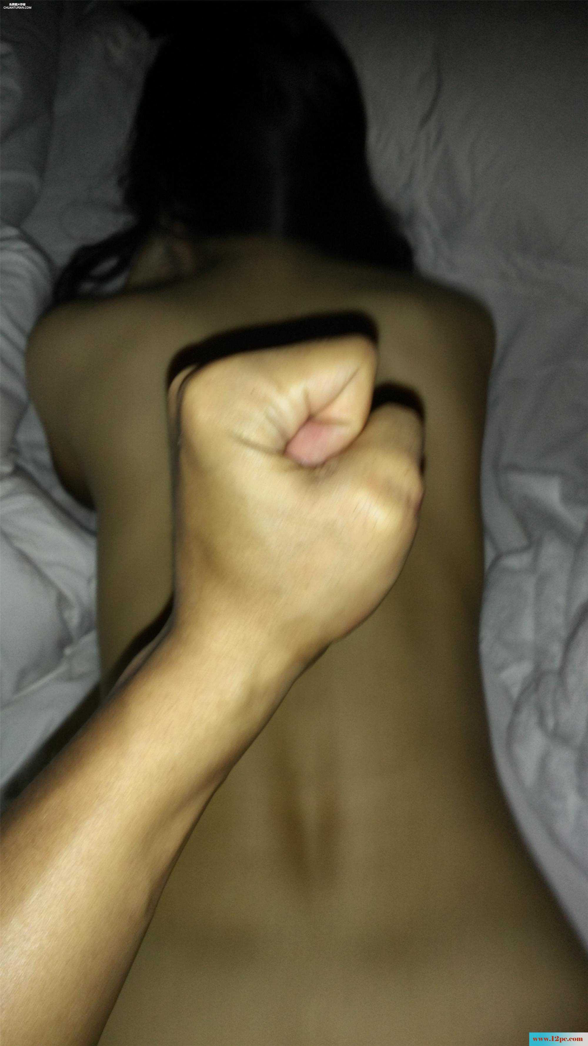 总统套房的无套服务，美女还自带小道具，最后