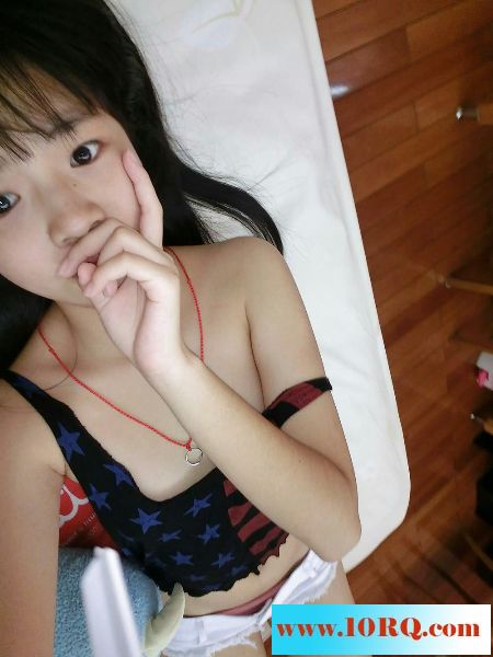 07-03无意中从18岁的妹妹手机里发现的自拍照，求