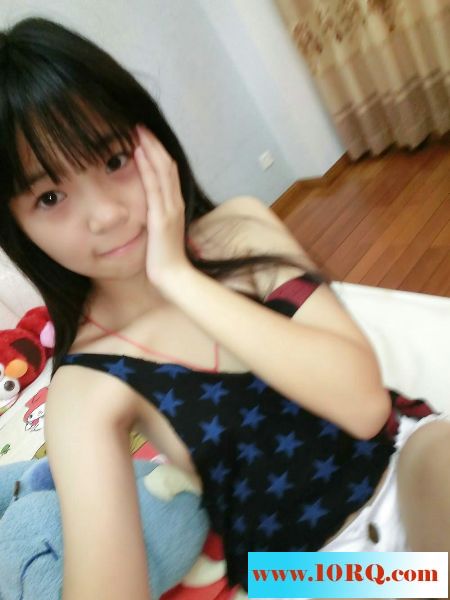 07-03无意中从18岁的妹妹手机里发现的自拍照，求