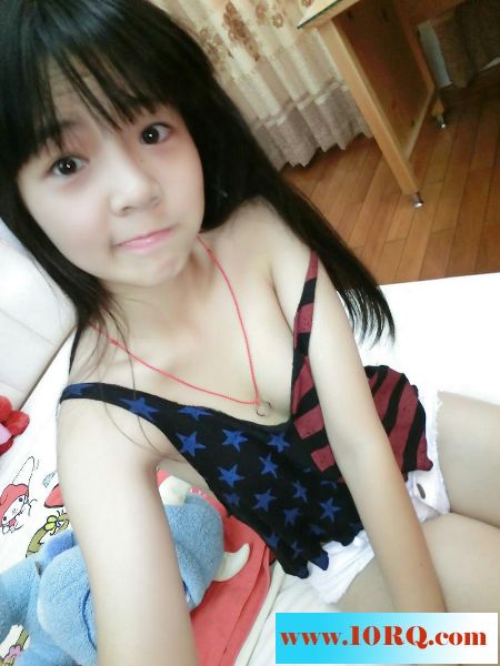 07-03无意中从18岁的妹妹手机里发现的自拍照，求