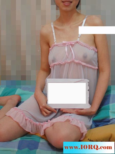 07-30原创老婆的蓝色透明睡衣，隐约露双乳18P