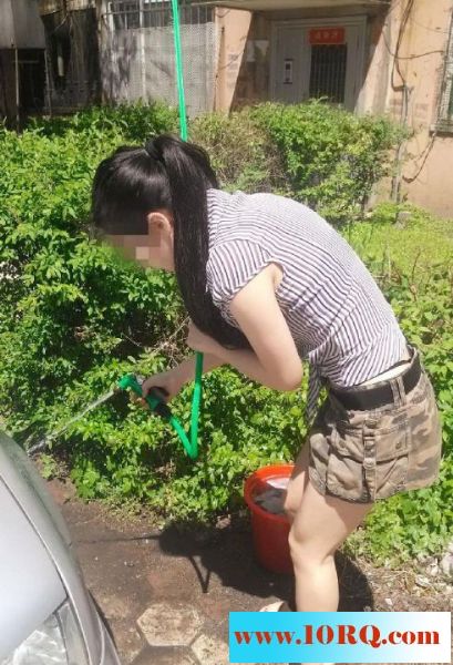 07-31妹纸穿裙子不穿內内到郊外方便29P