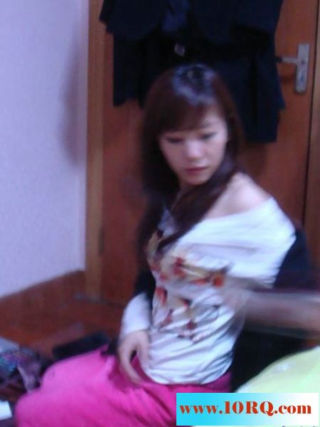 08-0190后妹子宿舍里的淫照，陰毛太多了吧12P