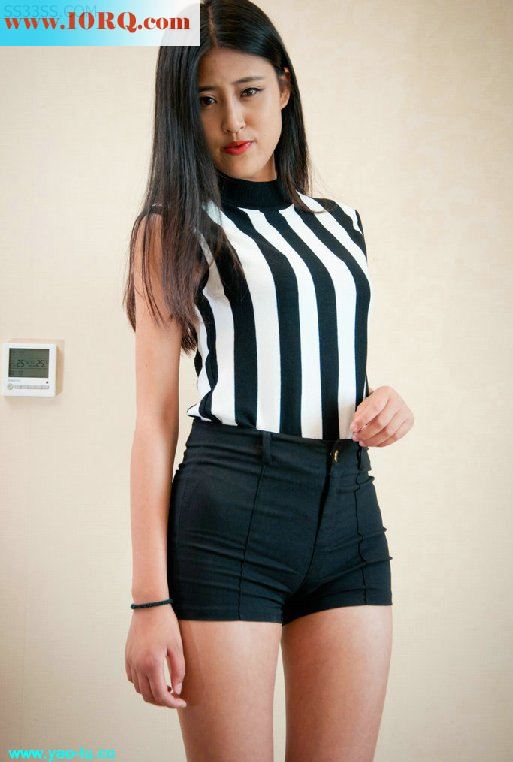 身材很棒，也高挑，绝对的一个冷豔骚女，还是