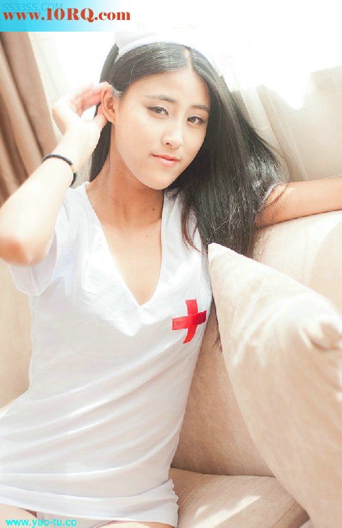 身材很棒，也高挑，绝对的一个冷豔骚女，还是