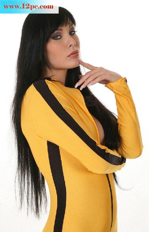 高挑诱人的骚女那对巨大的咪咪导致紧身服穿不