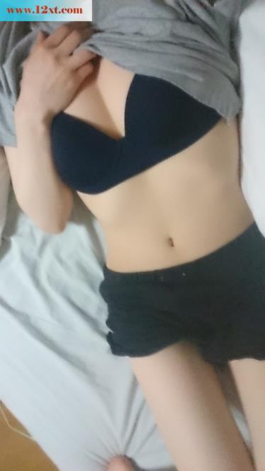 粉红色的乳晕...细嫩白皙的乳房哦!把欲望的肉棒