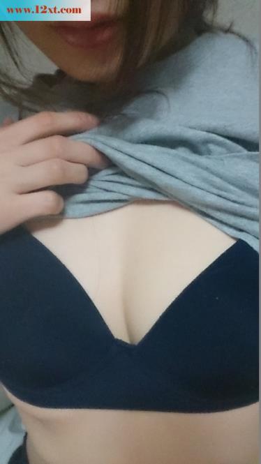 粉红色的乳晕...细嫩白皙的乳房哦!把欲望的肉棒