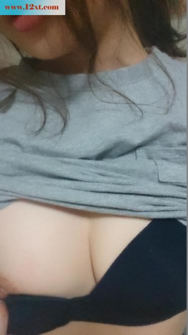 粉红色的乳晕...细嫩白皙的乳房哦!把欲望的肉棒