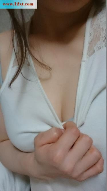 粉红色的乳晕...细嫩白皙的乳房哦!把欲望的肉棒