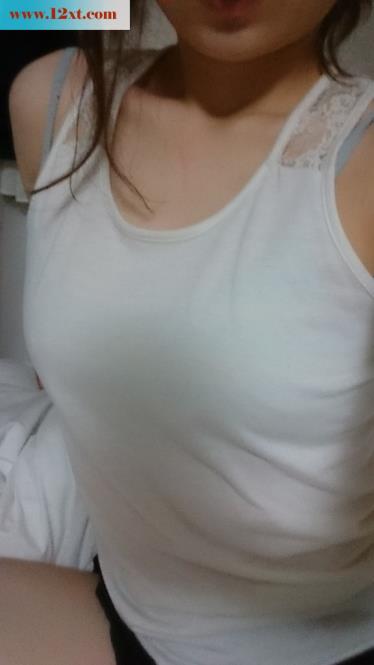 粉红色的乳晕...细嫩白皙的乳房哦!把欲望的肉棒