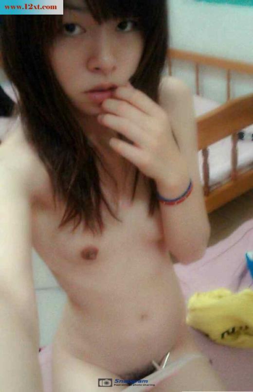 粉嫩学生妹出租房内自拍摸奶(14P)