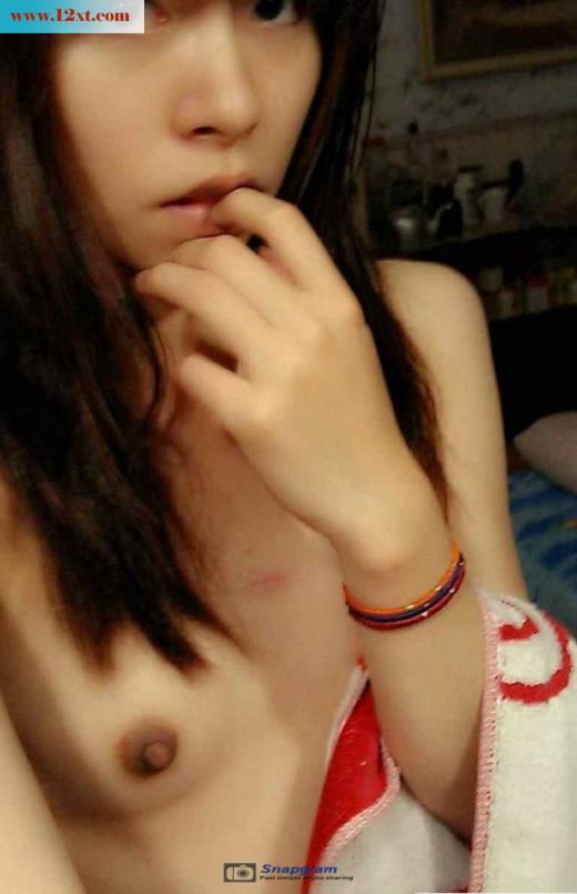 粉嫩学生妹出租房内自拍摸奶(14P)