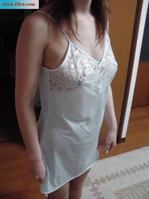 风骚老婆展示她的性感睡衣，打飞机射在她屁股