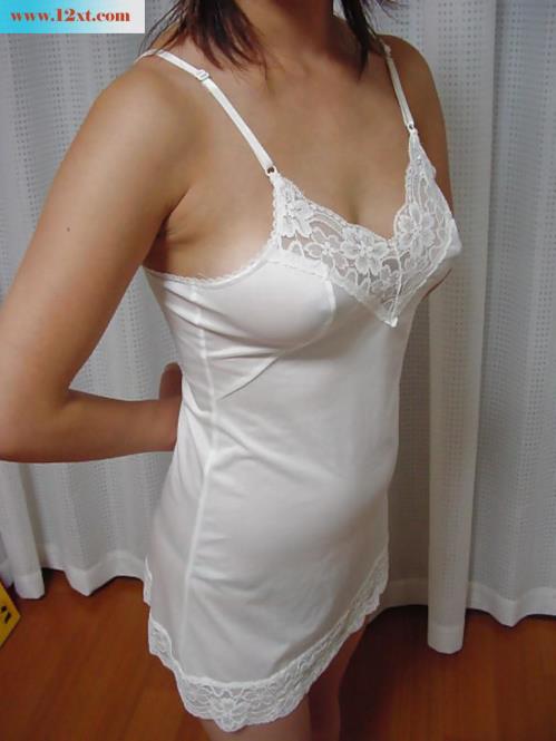 风骚老婆展示她的性感睡衣，打飞机射在她屁股