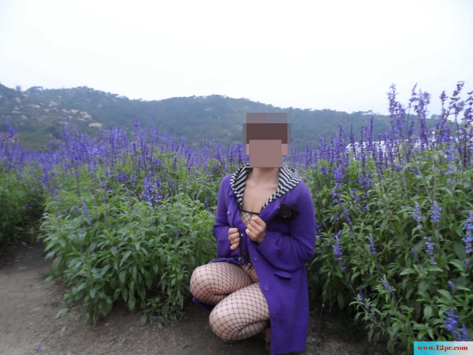 骚妻外拍：妇唱夫随摄天下之园区户外露出完善