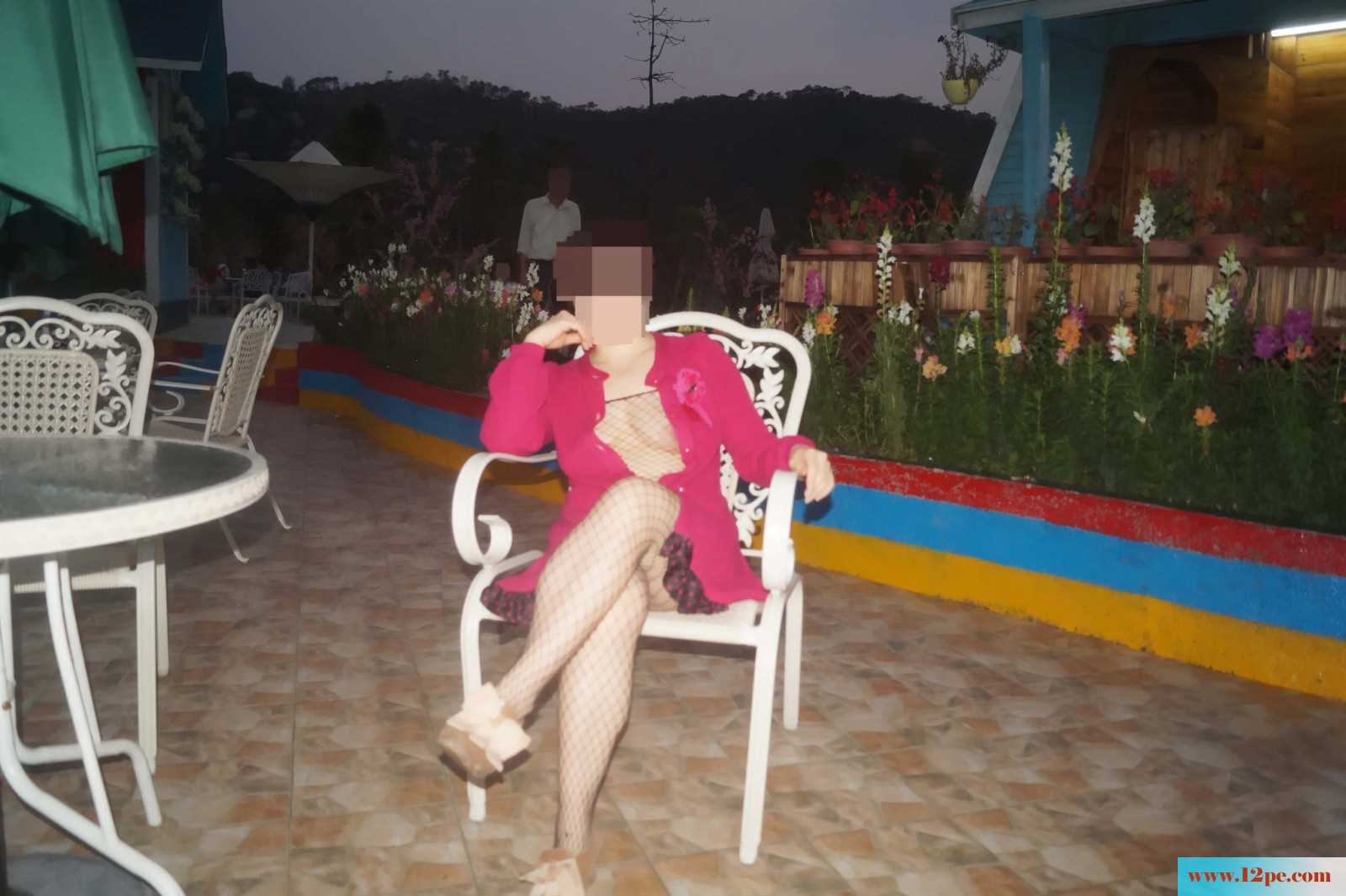 骚妻外拍：妇唱夫随摄天下之园区户外露出完善
