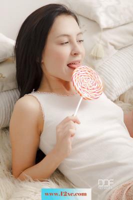 舔棒棒糖女孩玩双飞(16P)