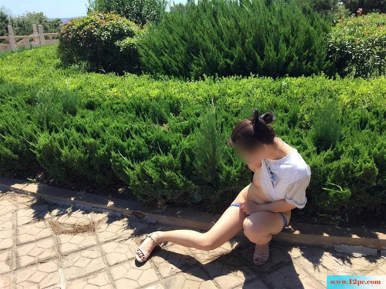 <!-- 标题采集开始 -->花坛旁，大树下，三角裤裤(30P)<!-- 标题采集结束 -->