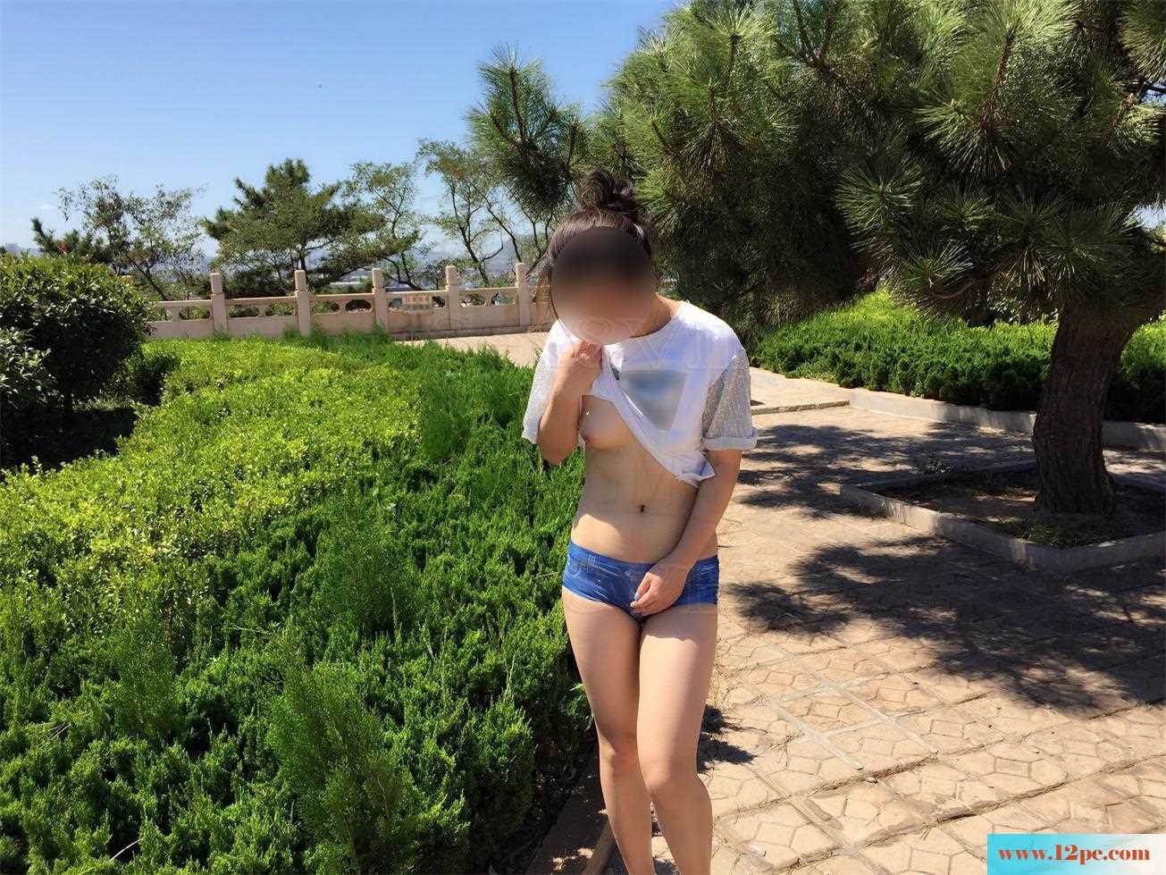 <!-- 标题采集开始 -->花坛旁，大树下，三角裤裤(30P)<!-- 标题采集结束 -->