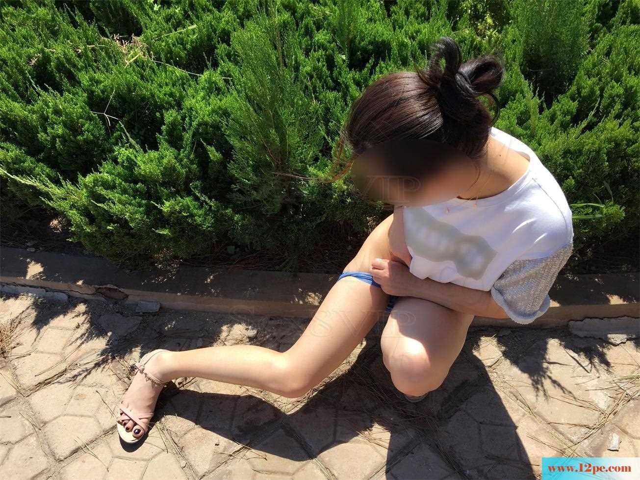 <!-- 标题采集开始 -->花坛旁，大树下，三角裤裤(30P)<!-- 标题采集结束 -->