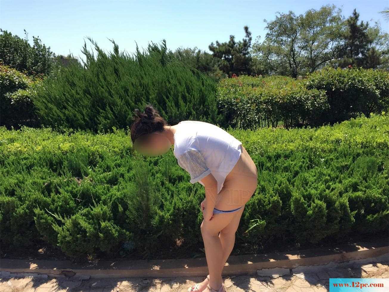 <!-- 标题采集开始 -->花坛旁，大树下，三角裤裤(30P)<!-- 标题采集结束 -->