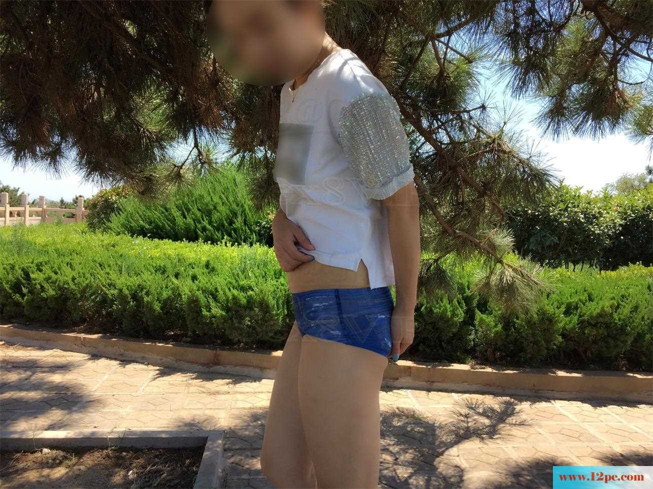 <!-- 标题采集开始 -->花坛旁，大树下，三角裤裤(30P)<!-- 标题采集结束 -->