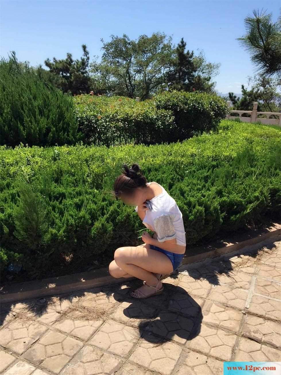 <!-- 标题采集开始 -->花坛旁，大树下，三角裤裤(30P)<!-- 标题采集结束 -->