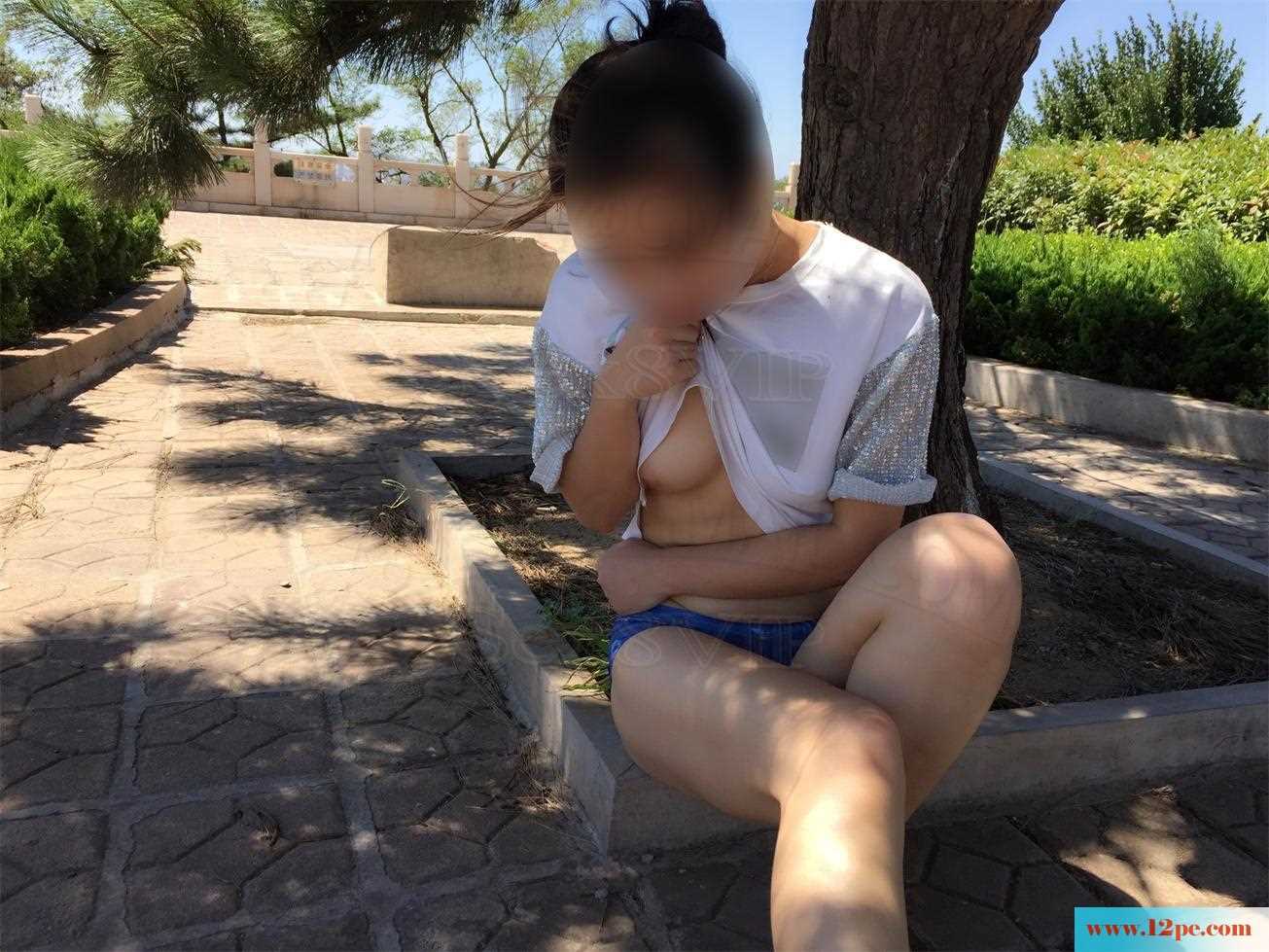 <!-- 标题采集开始 -->花坛旁，大树下，三角裤裤(30P)<!-- 标题采集结束 -->