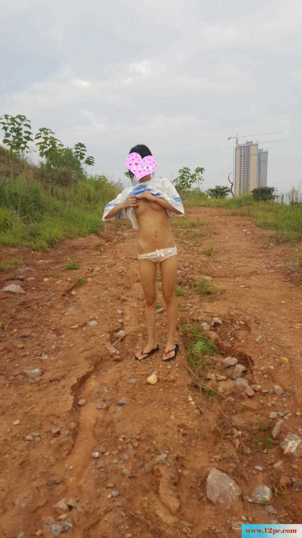 <!-- 标题采集开始 -->郊外山路上脱光衣服(30P)<!-- 标题采集结束 -->