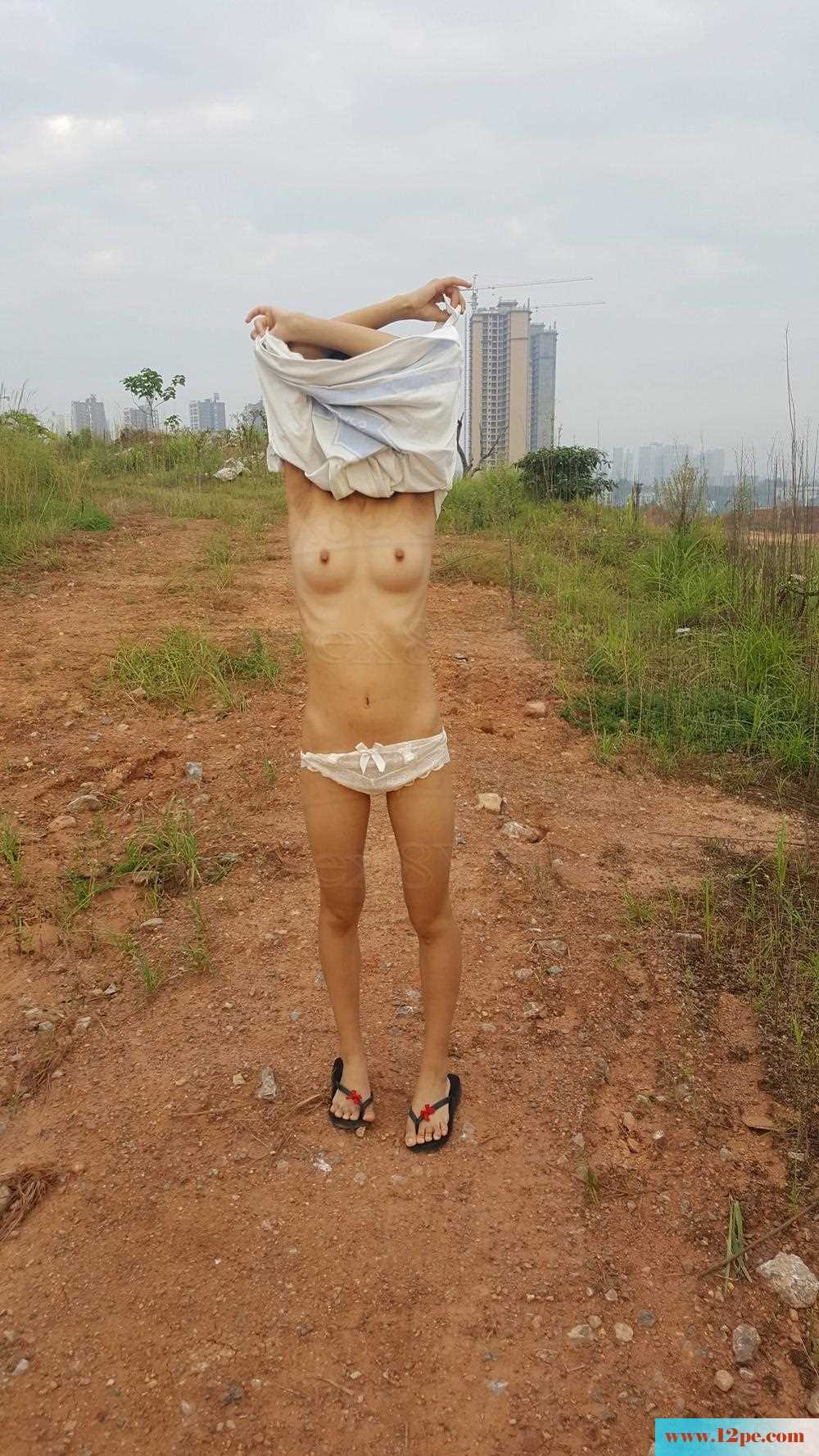 <!-- 标题采集开始 -->郊外山路上脱光衣服(30P)<!-- 标题采集结束 -->