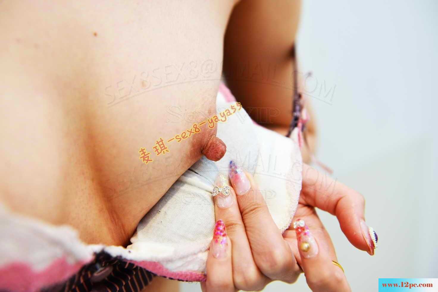 <!-- 标题采集开始 -->捏捏乳头，拉拉阴唇，掐掐咪咪，模特痛苦并快<!-- 标题采集结束 -->